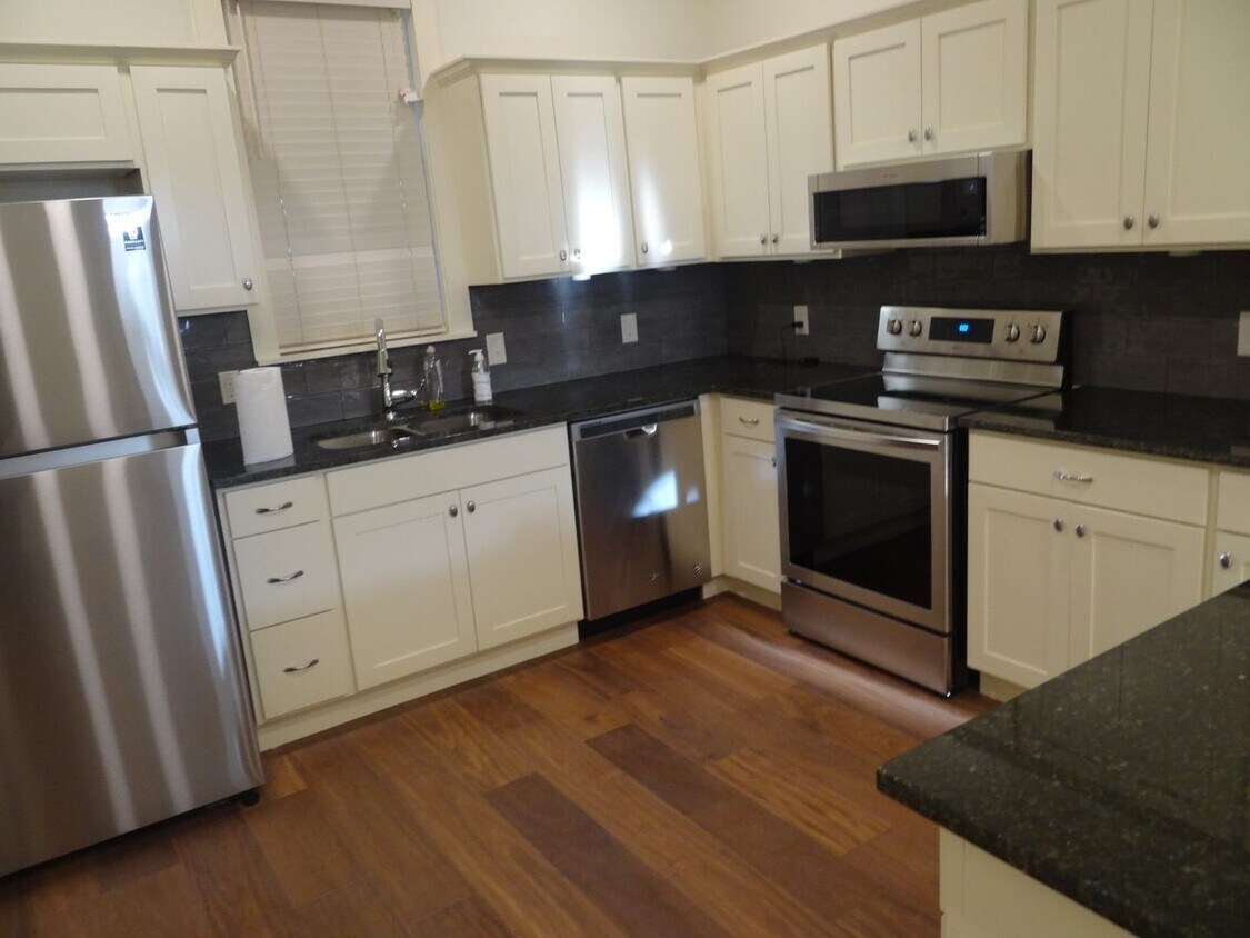 Foto principal - Charming 2BR Duplex in San Antonio