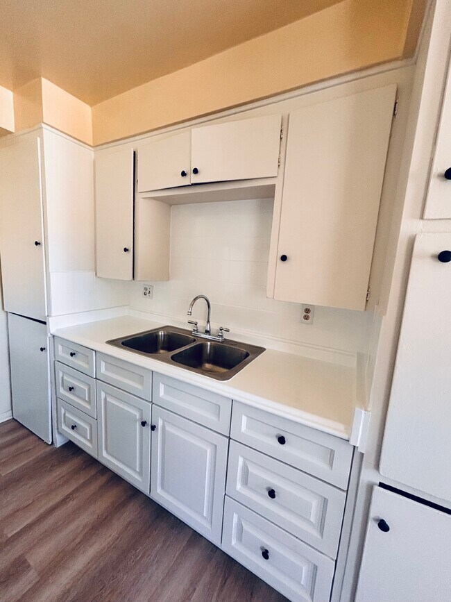 Foto del edificio - 1001 E Stearns Ave