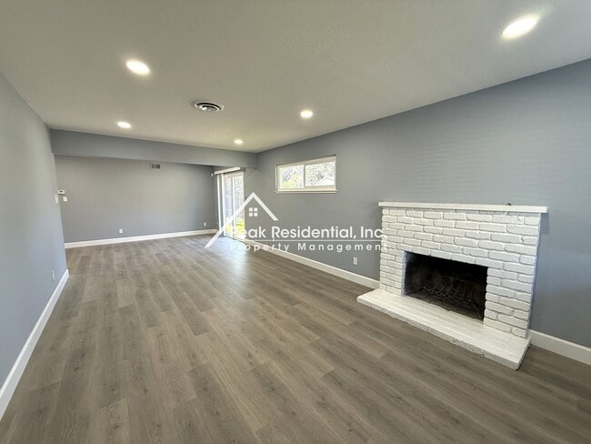 Building Photo - Updated 3 bd/1.5 ba S. Land Park Area Duplex!