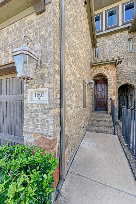 Foto del edificio - 1605 Brook Glen Dr