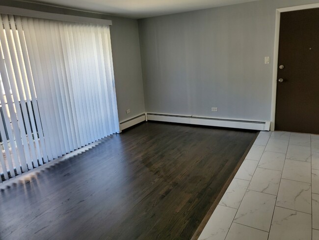 Living room - 7428 W 111th St