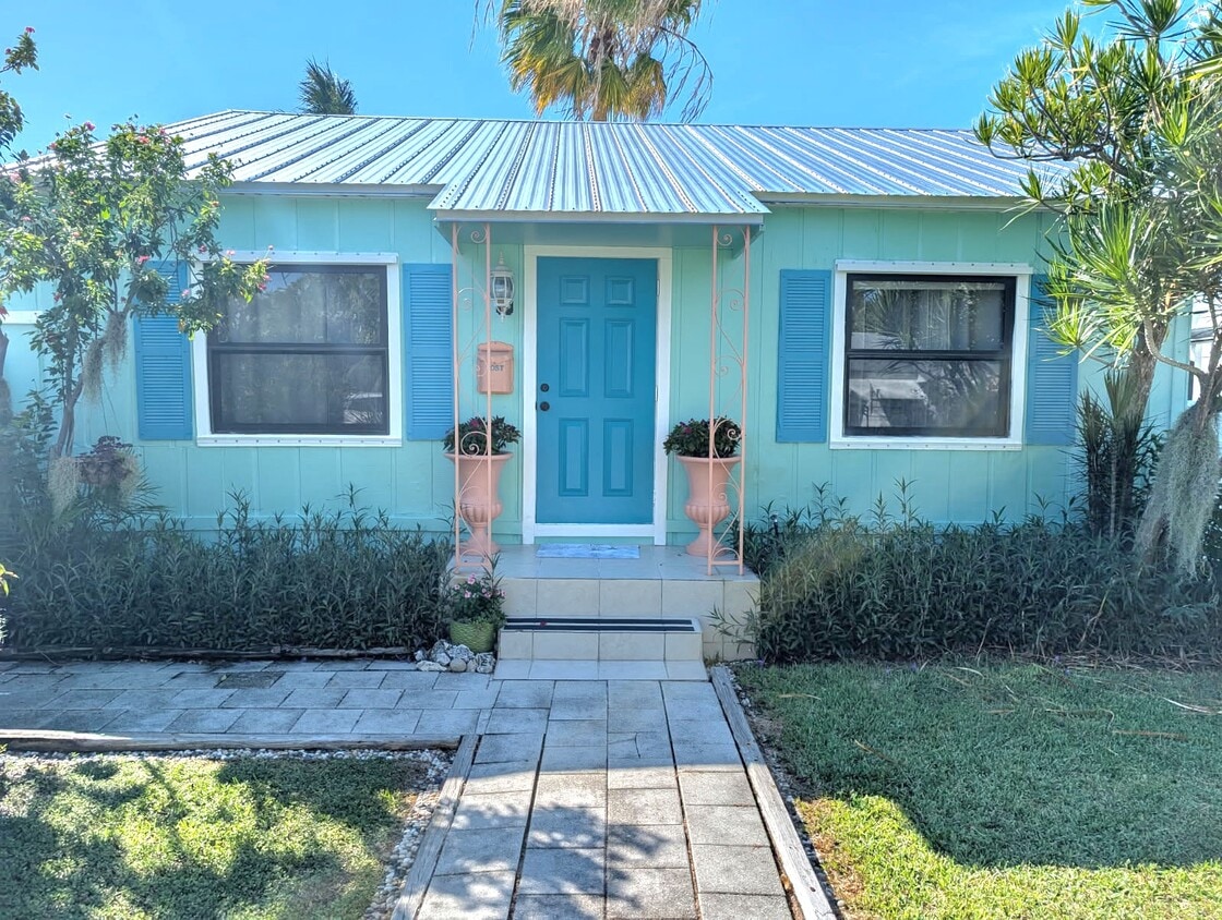 Front of House ADORABLE! - 2005 Fogarty Ave