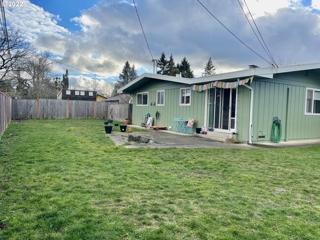 Building Photo - 2 Bedroom 1 Bathroom Home with a Backyard!