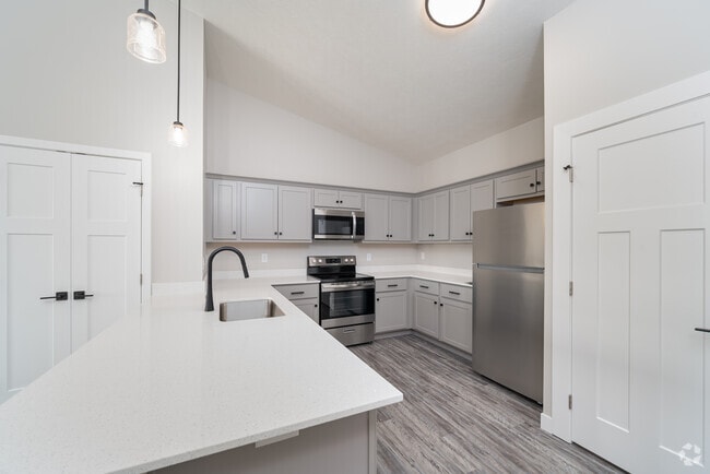 2BR, 2BA - 1,240SF - Vaulted - Kitchen - Empire Chateaus