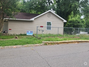 Building Photo - 400 Oaklawn St