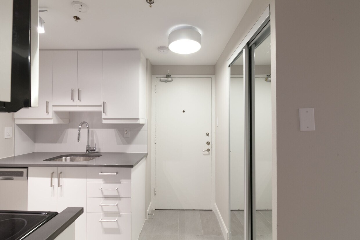 3455 Rue Aylmer Unit 307, Montréal, QC H2X 2B5 Apartment for Rent in