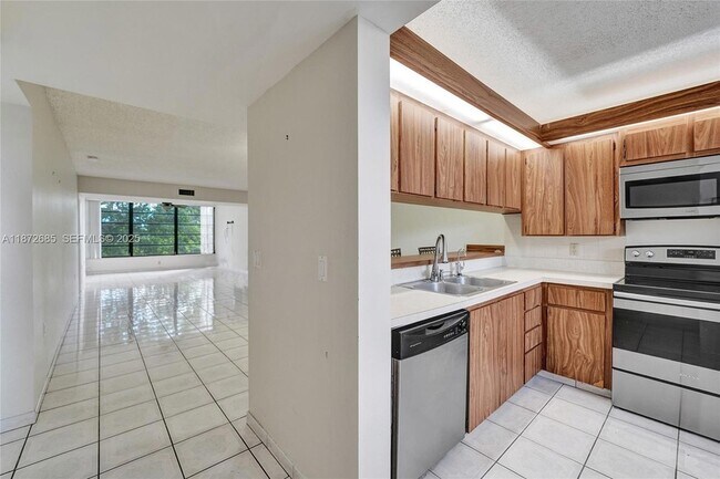 Building Photo - 1502 Whitehall Dr