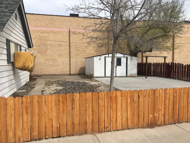 Building Photo - Cozy One Bedroom House Available in Centra...