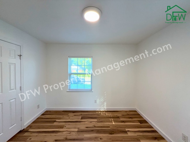 Building Photo - Fully Renovated 2-Bedroom Home Near UTA & AT&T Stadium – Modern Upgrades + Spacious Yard!