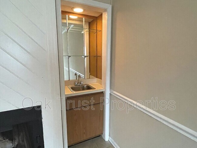 Foto del edificio - 2432 Woodstock Ave
