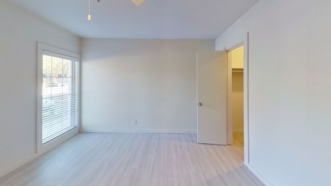 Building Photo - 203 W 39th St