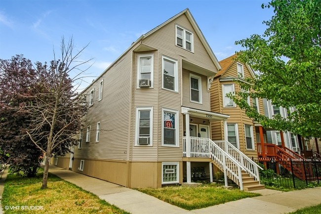Building Photo - 2300 N Hamlin Ave