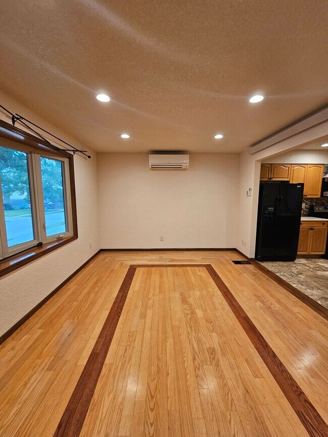 Foto del edificio - 4 BED | 2 BATH | DOUBLE GARAGE | PET NEGOT...