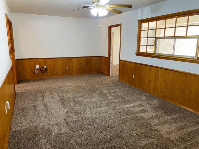 Building Photo - Adorable Three Bedroom Home With Sunroom Near Clapp Park!