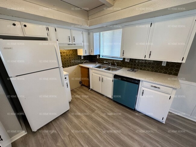 Building Photo - Charming 2 bedroom 1.5 bath townhome in KCK!!