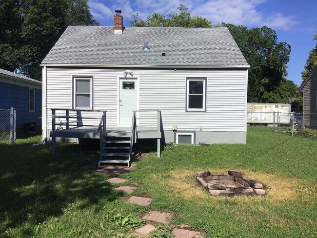 Building Photo - 3 Bedroom 2 Bath Single Family Home in Far...