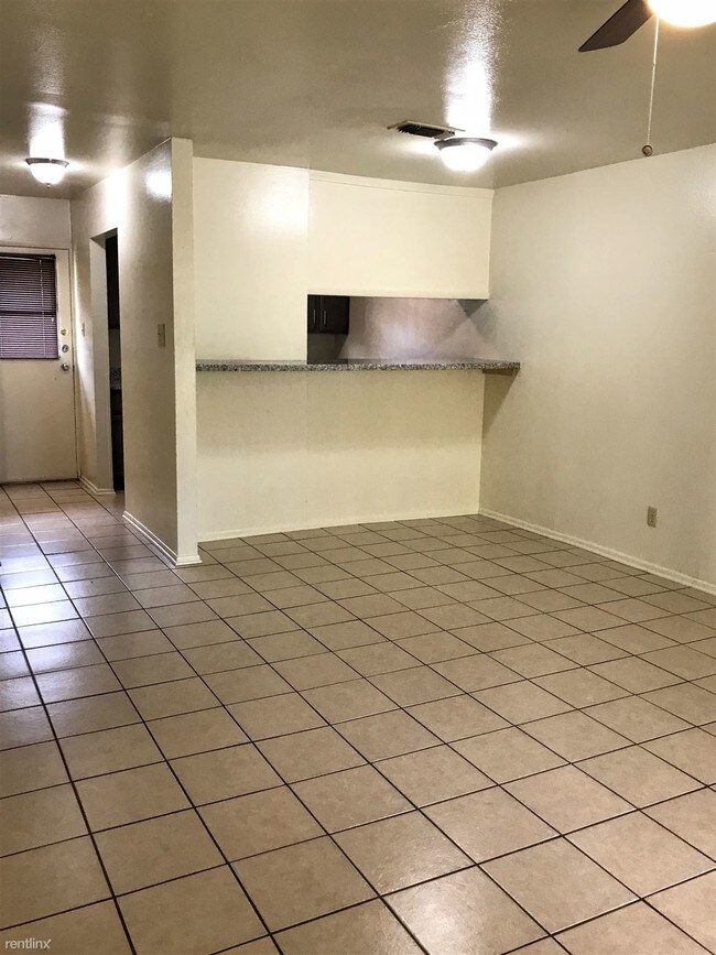Building Photo - 2 br, 1 bath Duplex - 1901B Pine Tree Dr