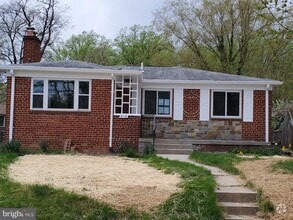 Building Photo - 212 N Van Buren St