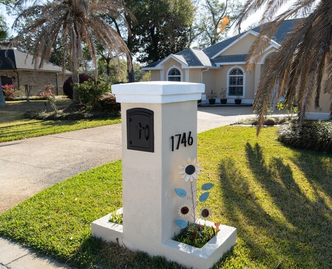 Building Photo - 1746 Wren Way