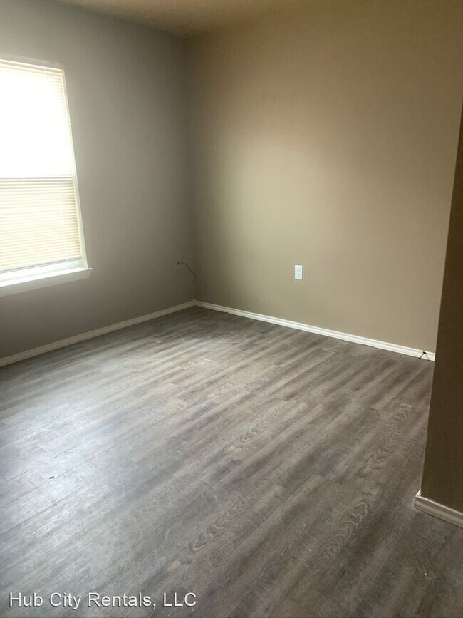 Building Photo - 3 br, 1 bath Apartment - 2807 East 2nd Street
