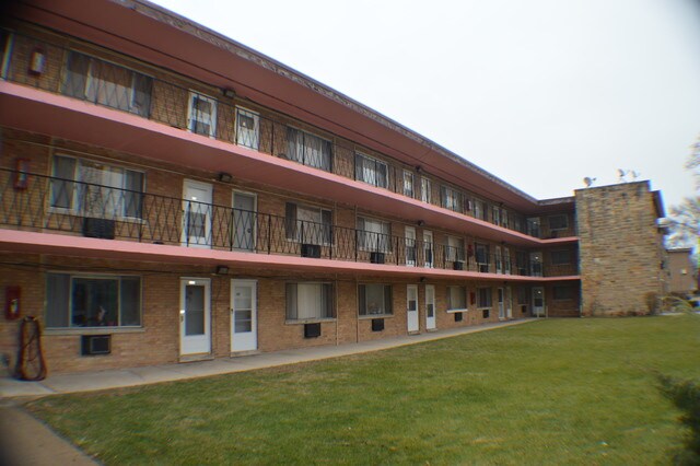 Building Photo - 6426 N Ridge Blvd