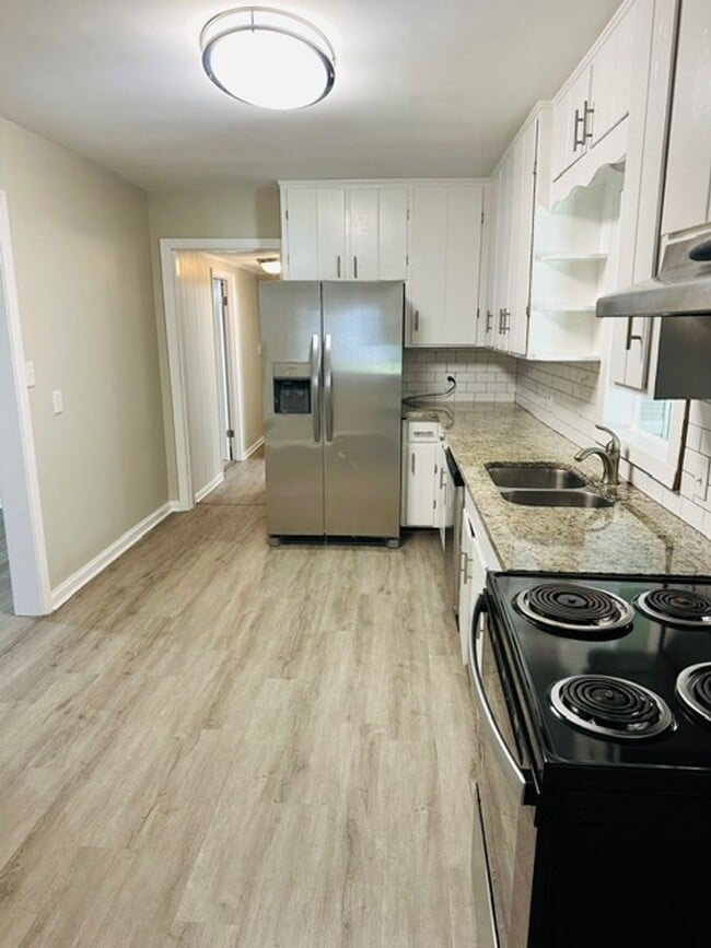 Building Photo - ** 5 Bed 2 Bath located in County Downs** ...