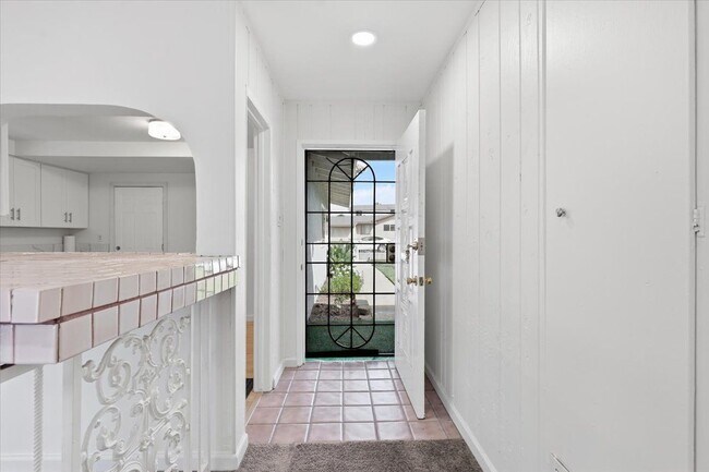 Foto del edificio - 858 Ashfield Ave