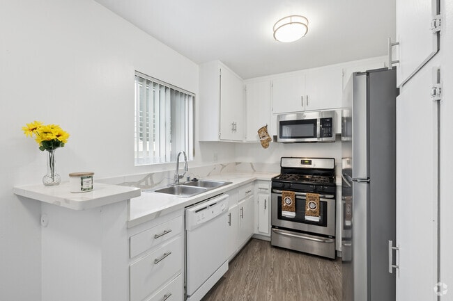 1BR, 1BA - 700SF - Kitchen - Studio City Mid Rise