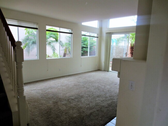 Building Photo - Great Two-Story Town Home With Fire Place