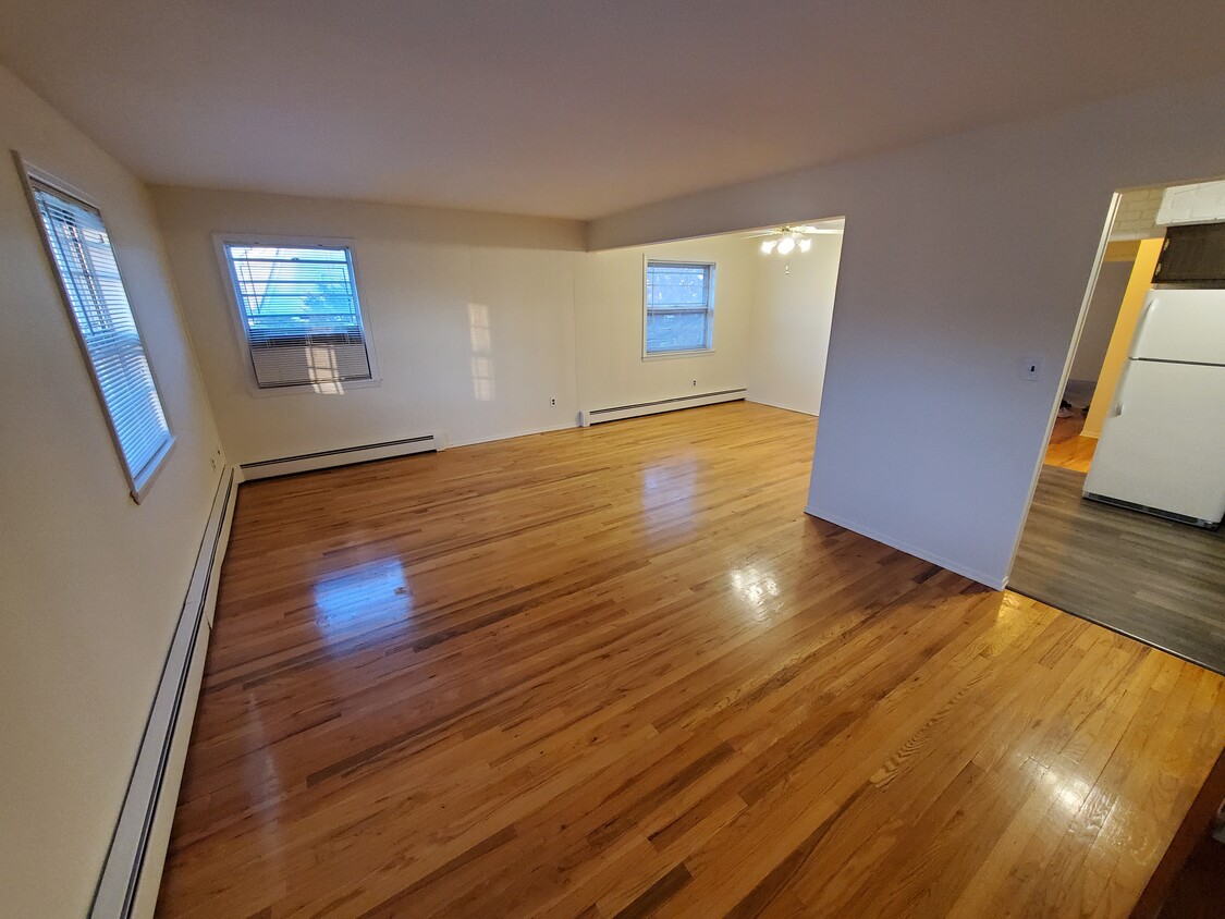 Huge Living Room & Dining - 48 2nd St