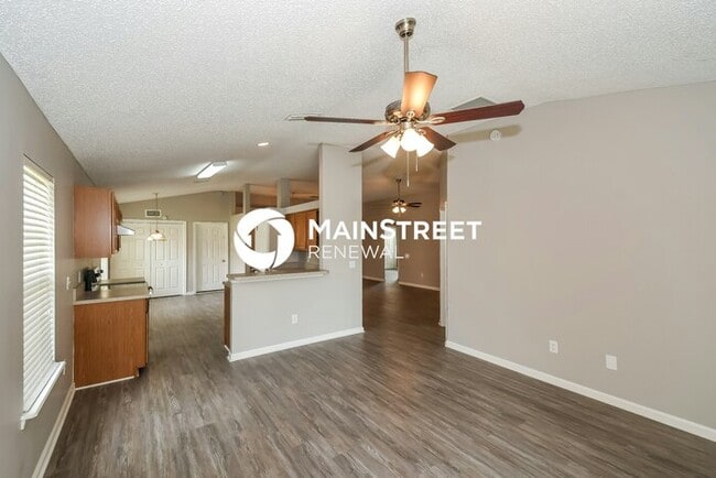 Building Photo - 4 Bedroom Pet-Friendly Home in Jacksonville, FL with Main Street Renewal