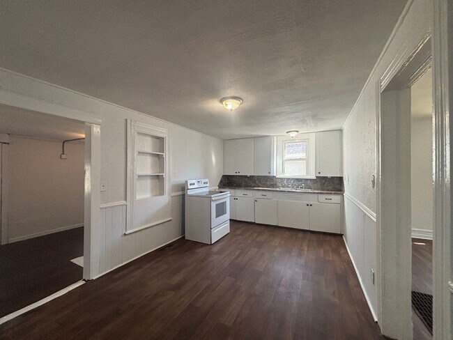 Building Photo - Cute and clean 2 bedroom 1 bath available now!