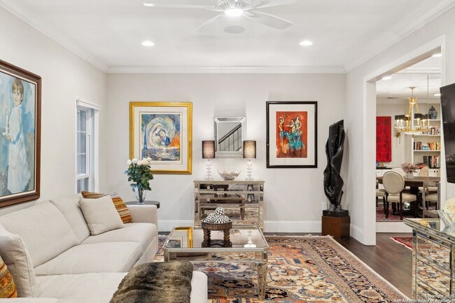 Building Photo - STUNNING 3-BEDROOM ALAMO HEIGHTS TOWNHOME