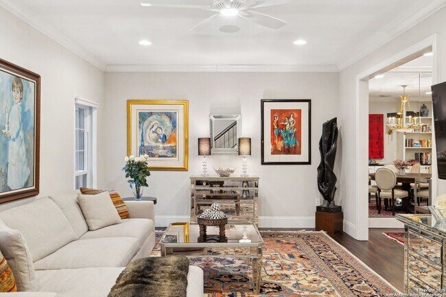 Foto del edificio - STUNNING 3-BEDROOM ALAMO HEIGHTS TOWNHOME