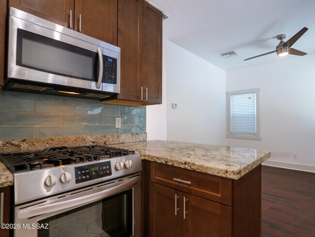 Foto del edificio - 120 E 18th St