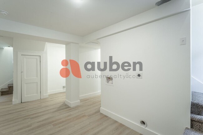 Building Photo - 1813 E 4th St