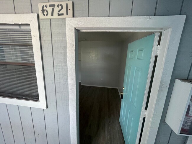 Building Photo - 2/1 Second Floor Apartment in New Port Richey