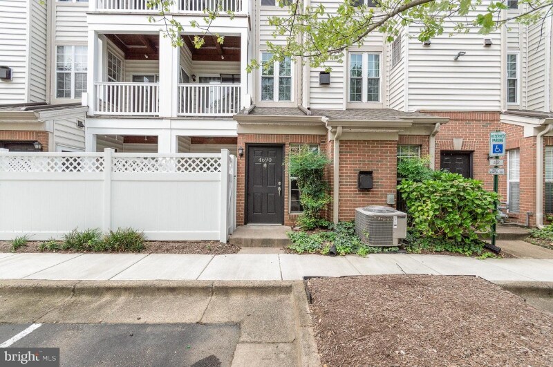 Foto principal - 4690 Lawton Way