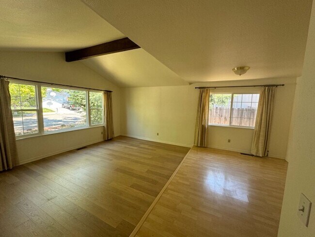 Foto del edificio - Beautiful 3 Bedroom, 2 Bath House Availabl...