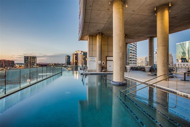 Foto del edificio - 2430 Victory Park Ln