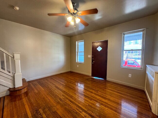 Foto del edificio - 6035 Montague St