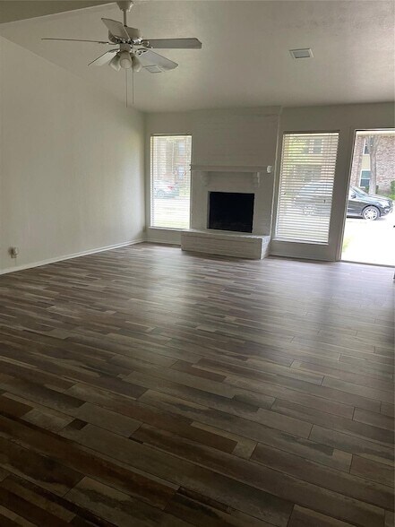 Foto del edificio - 522 Towne House Lane