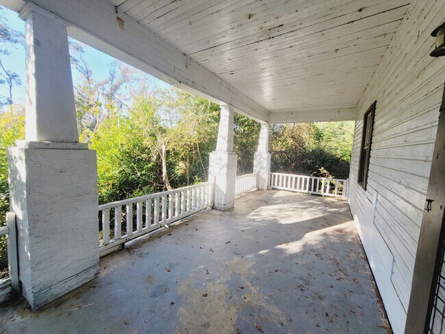 Building Photo - PRIVATE & Spacious 2/1 SE House on 1 Acre w/ Wood Floors, Washer/Dryer, & Screened Porch! Avail N...
