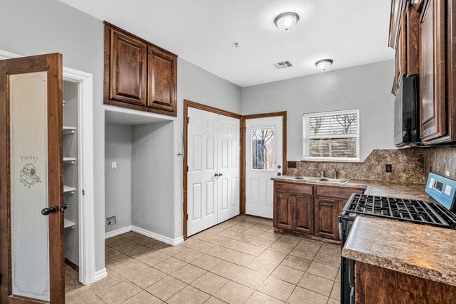 Building Photo - 2216 W Utah Ave