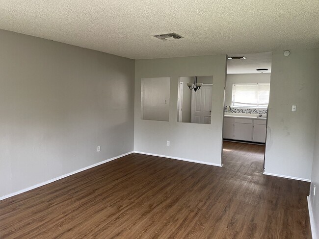 Foto del edificio - Gorgeous 3 bedroom, 2 bedroom with garage ...