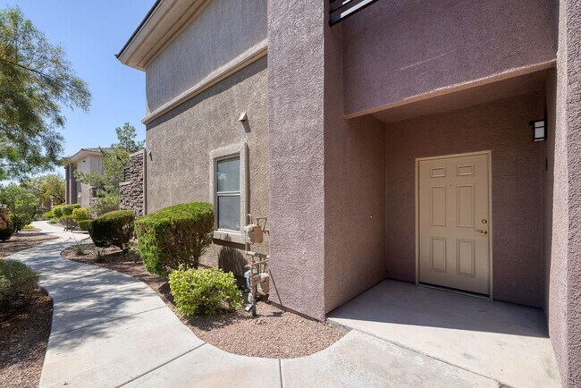 Foto del edificio - SUMMERLIN 1ST FLOOR - 2 BEDROOM + Den W/ 3...