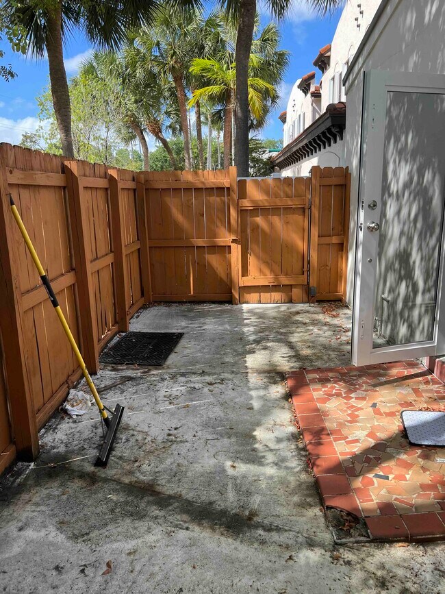 Patio trasero privado cercado - 1301 NE 6th St