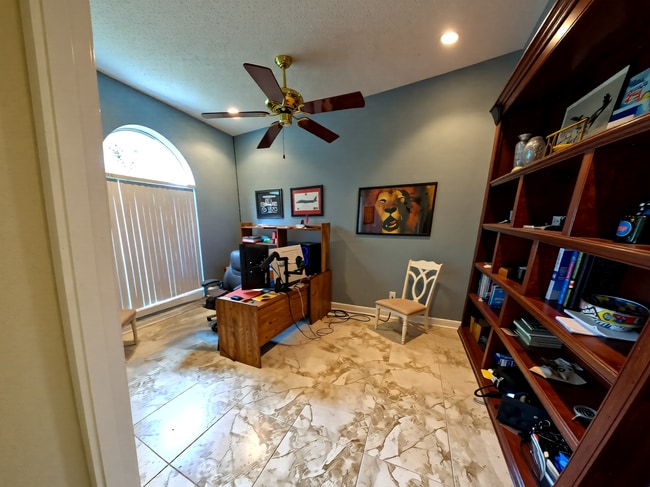 Building Photo - 998 Fay Dr