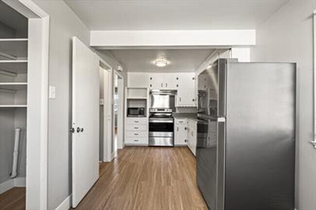 Foto del edificio - Stylish 3-Bed Home with Finished Basement!
