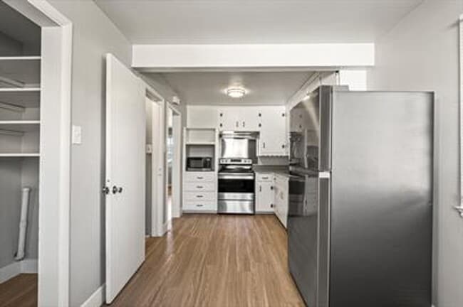 Building Photo - Stylish 4-Bed Home with Finished Basement!